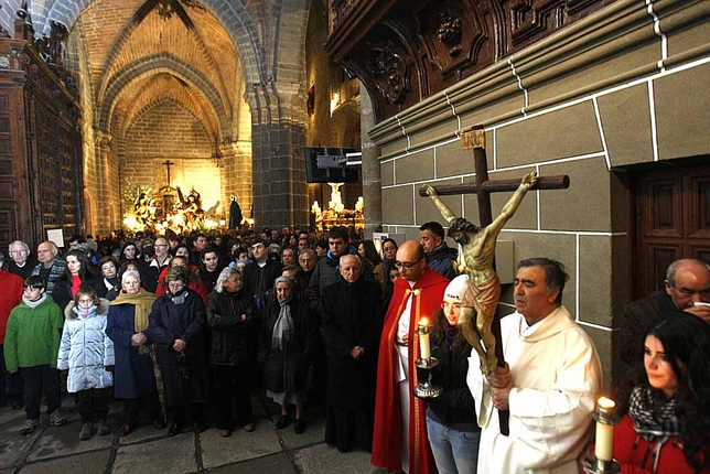 Por segundo año consecutivo la emblemática procesión del Vía Crucis tuvo que celebrarse en el interior de la catedral abulense.  / DAVID CASTRO