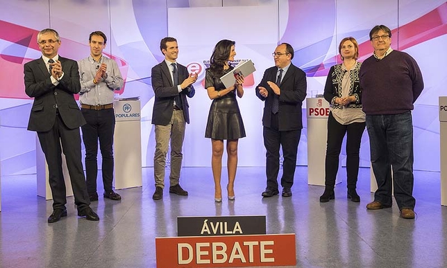Los candidatos al Congreso, al terminar el debate electoral en La 8 Ávila.
