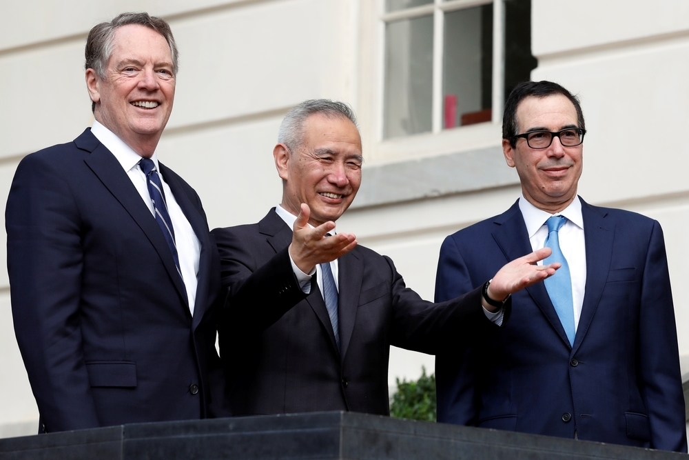 El viceprimer ministro chino, Liu He (c) bromea junto al secretario del Tesoro estadounidense, Steven Mnuchin (d) y el representante comercial del país, Robert Lighthizer 