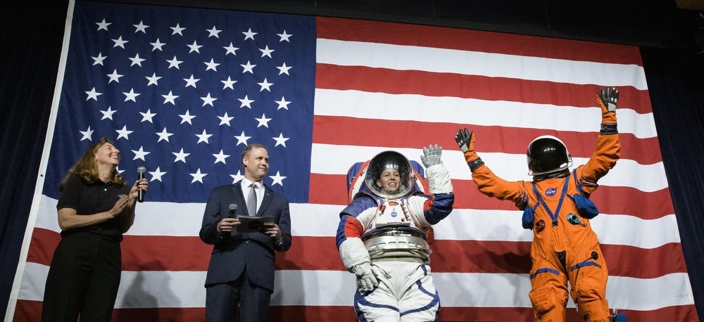 La NASA presenta sus trajes espaciales para volver a la Luna