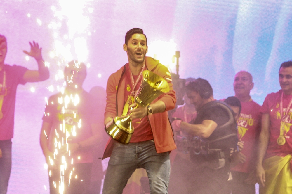 El jugador de la Selección Nacional de Baloncesto Rudy Fernández celebra su triunfo con todos los aficionados en la Plaza de Colón el 16 de septiembre de 2019.   / RICARDO RUBIO