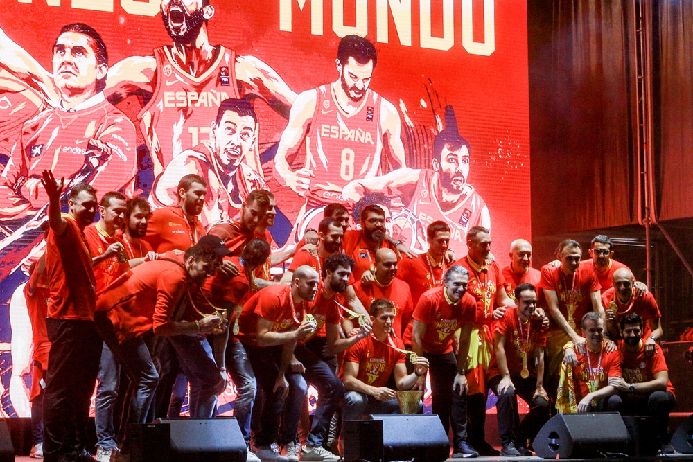 La Selección Nacional de Baloncesto celebra su triunfo con todos los aficionados en la Plaza de Colón el 16 de septiembre de 2019.   / RICARDO RUBIO