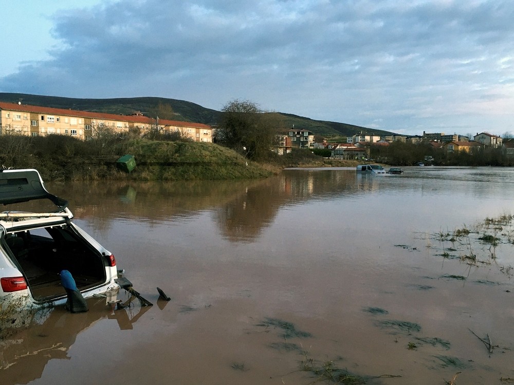 Se desborda el río Híjar en Reinosa e inunda calles y casas