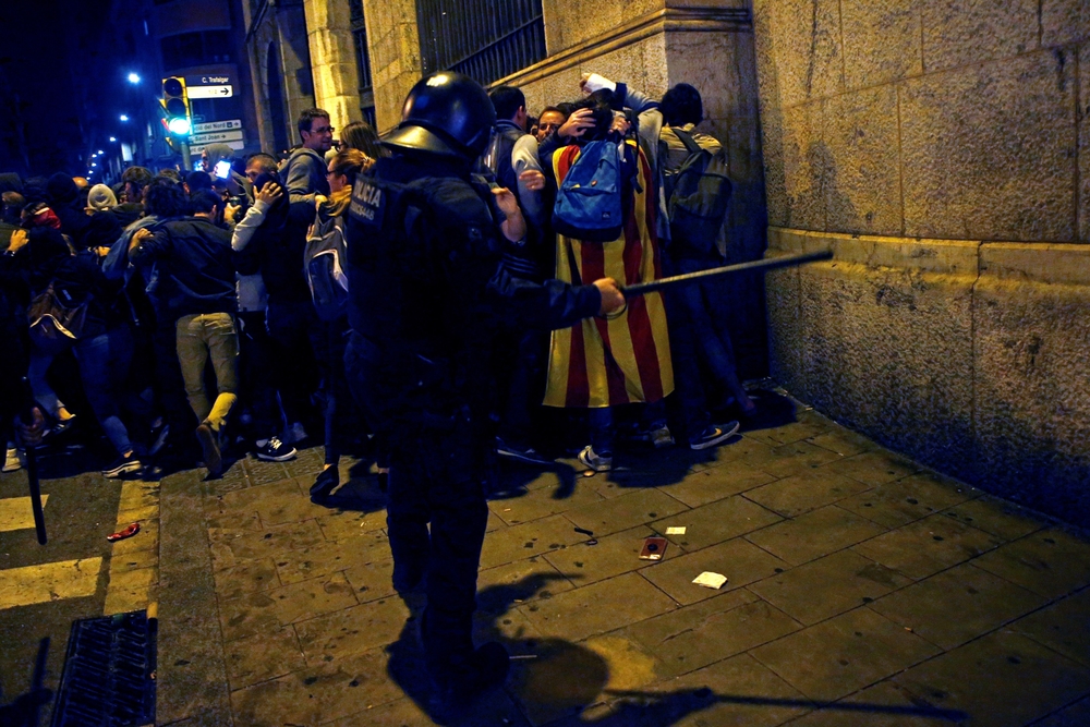 Varios miles de personas se concentran ante Jefatura de Policía de Barcelona  / QUIQUE GARCÍA