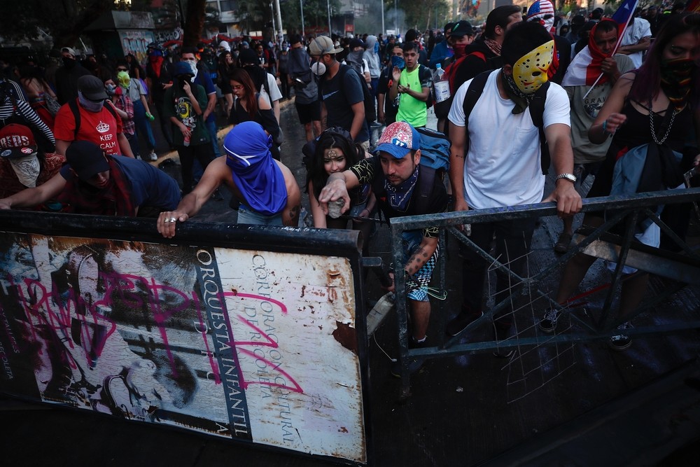 Dispersan con gases lacrimógenos a los manifestantes en Chil