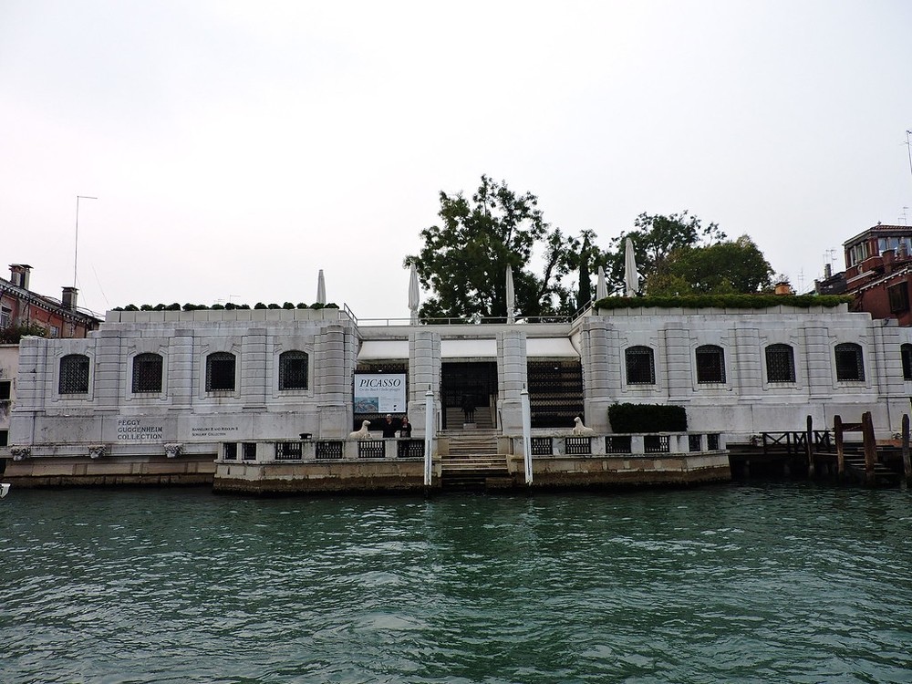 La Colección Peggy está ubicada en el Palacio Venier dei Leoni, en el Gran Canal de Venecia.