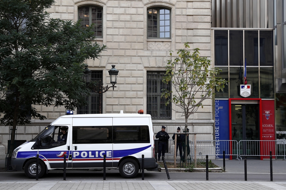 Man killed after attacking police with knife in Paris  / IAN LANGSDON