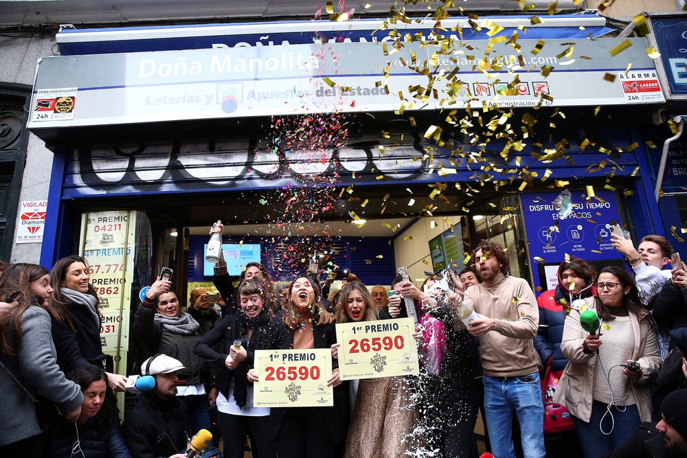 Doña Manolita vende el 26.590, premiado con el Gordo de Navidad  / RODRIGO JIMENEZ