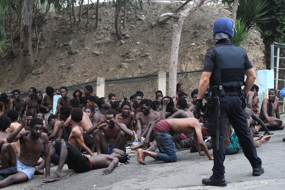 Un total de 153 migrantes, entran en Ceuta saltando su doble valla en la primera incursión en grupo en un año.