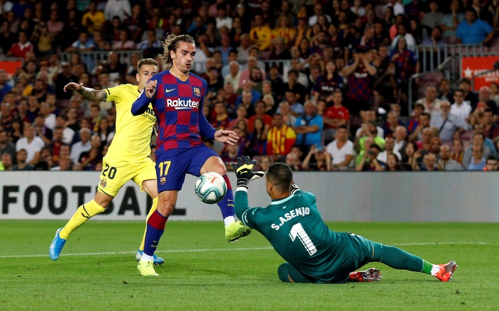 Un Barça deprimido salva los muebles en el Camp Nou