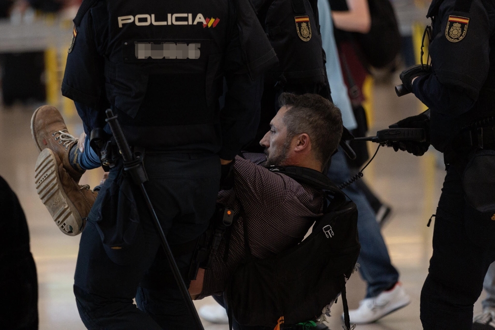 Concentración de manifestantes en el Aeropuerto de Barcelona-El Prat tras conocerse la sentencia del â€˜procésâ€™  / DAVID ZORRAKINO