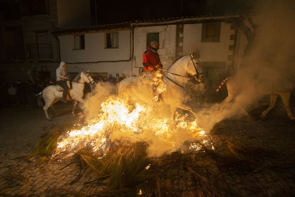 Luminarias en San Bartolomé de Pinares, 2020.  / DAVID CASTRO