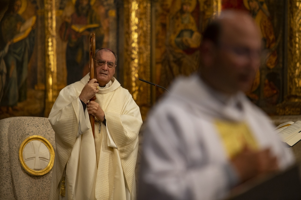 El Obispo de Ávila presidió emocionado y agradecido su primera misa tras su alta hospitalaria y lo hizo abogando por la «unidad» de todos ante de excepcional situación que atraviesa el país.  / DAVID CASTRO