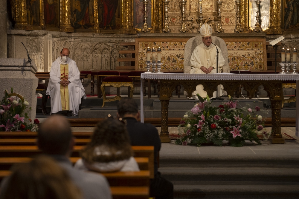 El Obispo de Ávila presidió emocionado y agradecido su primera misa tras su alta hospitalaria y lo hizo abogando por la «unidad» de todos ante de excepcional situación que atraviesa el país.  / DAVID CASTRO