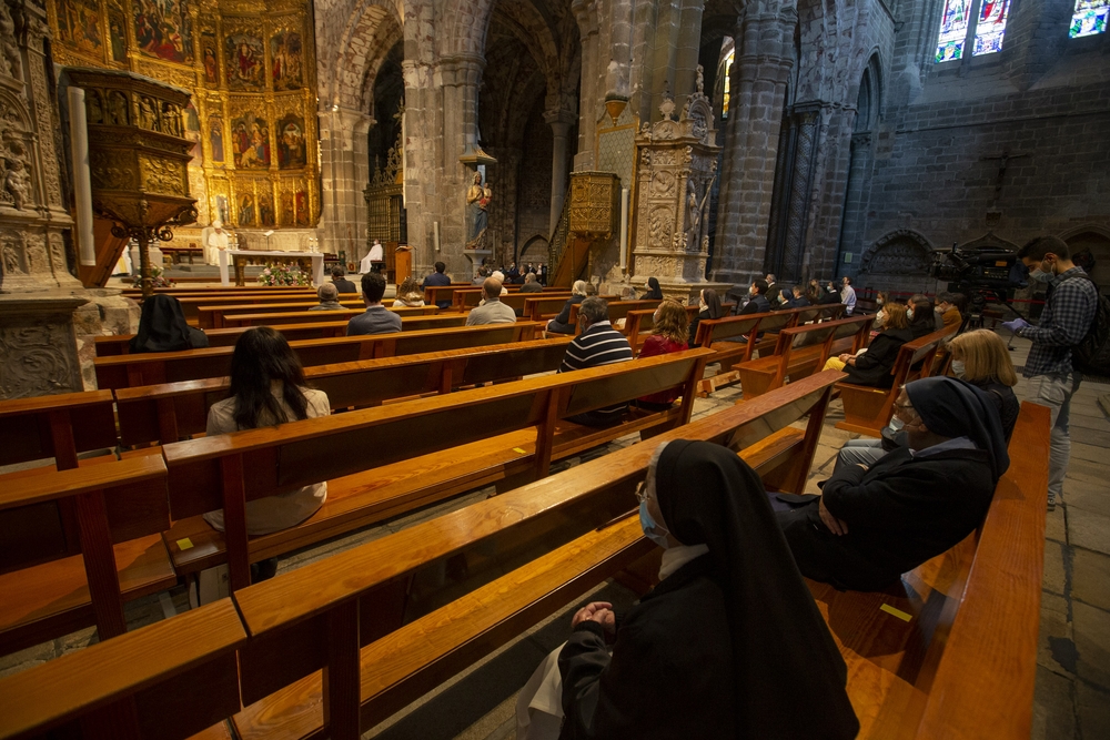 El Obispo de Ávila presidió emocionado y agradecido su primera misa tras su alta hospitalaria y lo hizo abogando por la «unidad» de todos ante de excepcional situación que atraviesa el país.  / DAVID CASTRO