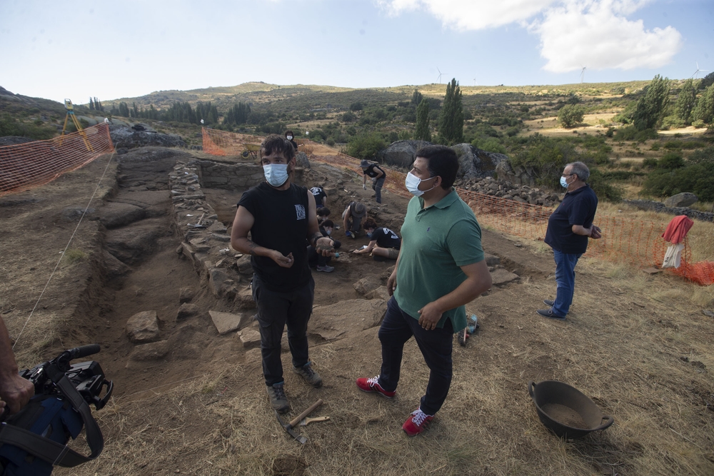 El presidente de la diputación visita las excavaciones de La Coba en San Juan del Olmo.  / ISABEL GARCÍA