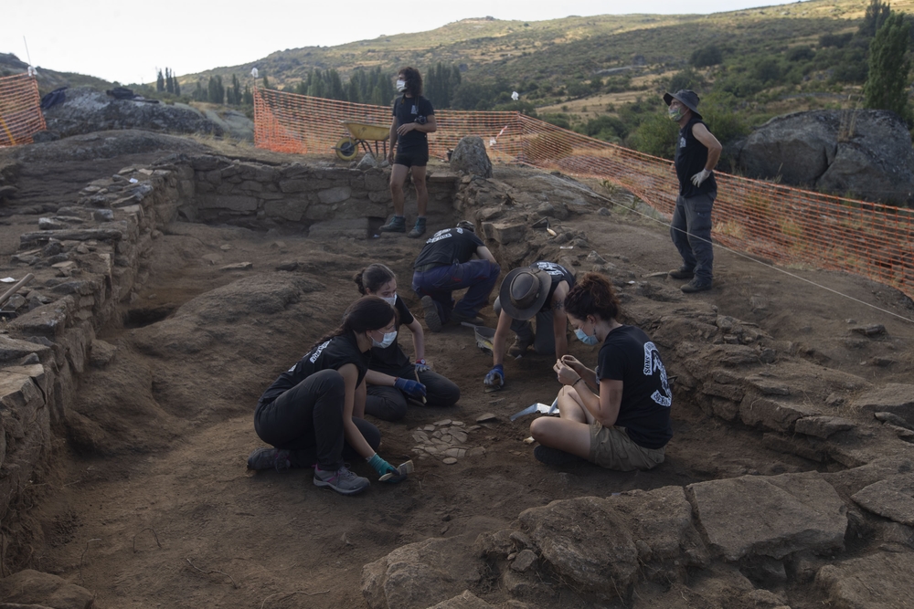 El presidente de la diputación visita las excavaciones de La Coba en San Juan del Olmo.  / ISABEL GARCÍA