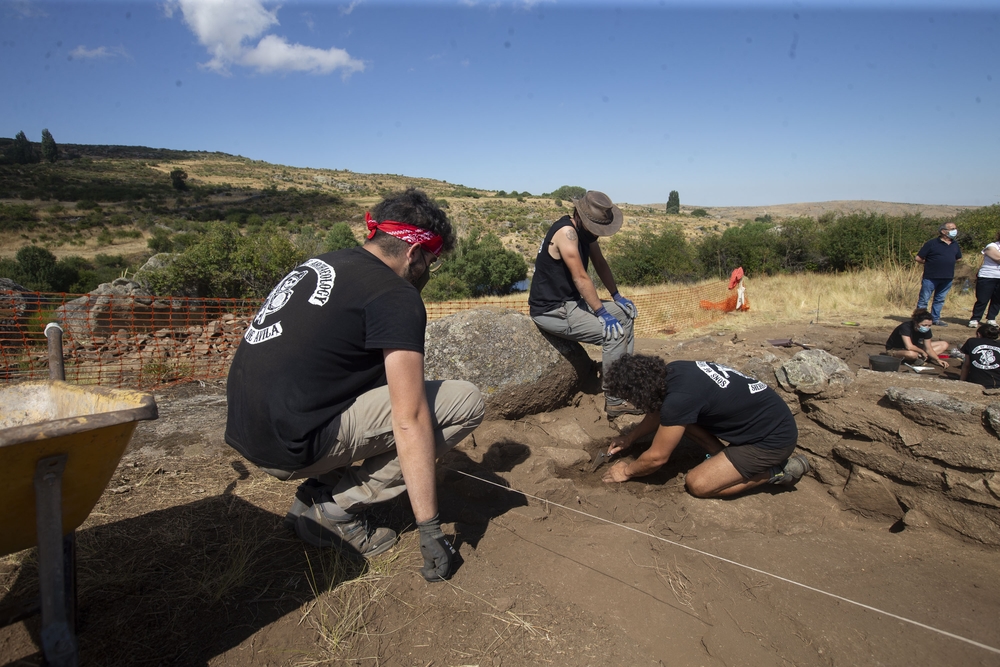 El presidente de la diputación visita las excavaciones de La Coba en San Juan del Olmo.  / ISABEL GARCÍA