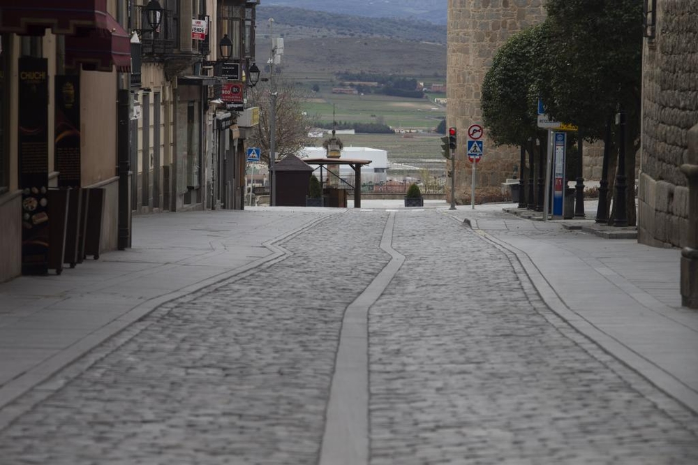 Calles silenciosas y desiertas en la capital.  / DAVID CASTRO