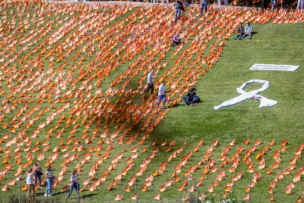 Colocan 53.000 banderas de España para homenajear a los fallecidos de Covid-19  / RICARDO RUBIO