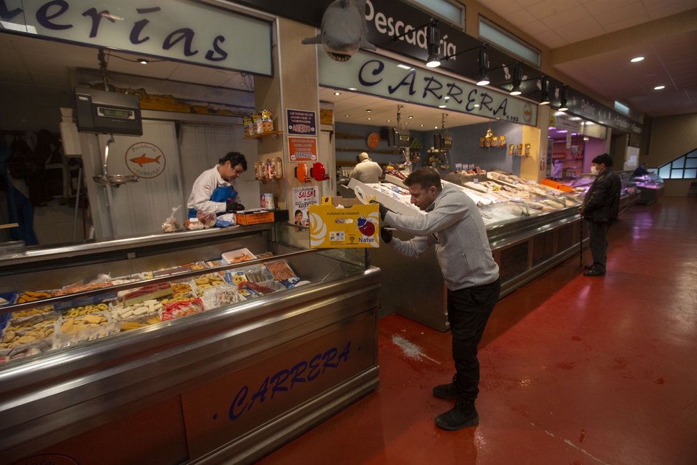 Los comerciantes del Mercado de Abastos se unen para hacer la compra, compras mercado, alimentación, coraonavirus.  / ISABEL GARCÍA