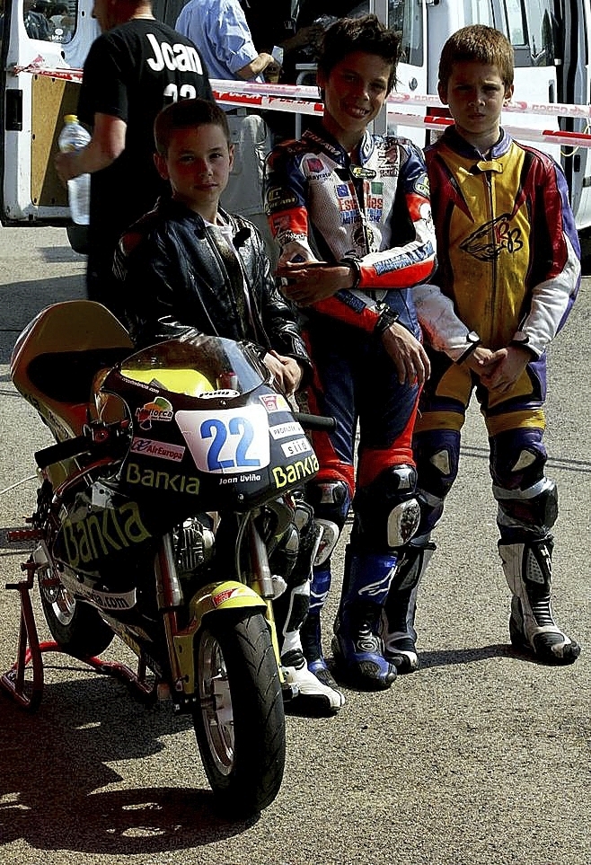 Desde niño (en el centro de la foto) demostró condiciones innatas para el motociclismo, compitiendo a menudo en equipos muy humildes.  