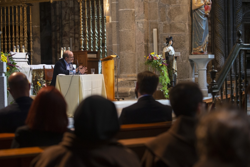 Conferencia a cargo de Juan Antonio Marcos, actos 50 aniverario nombramiento de la Santa Doctora de la Iglesia.  / ISABEL GARCÍA