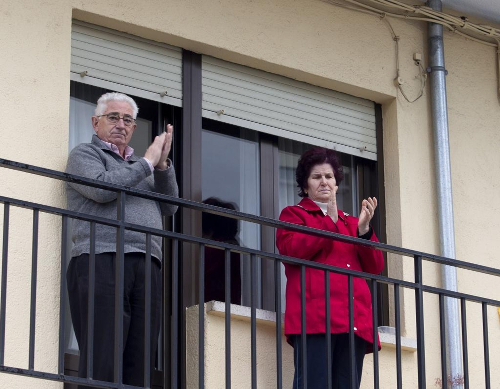 Puntuales a las ocho, los vecinos de la Calle Doctor Jesús Galán salen a aplaudir junto a sus vecinos.  / DAVID CASTRO