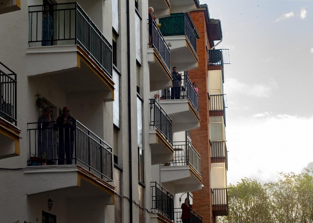 Puntuales a las ocho, los vecinos de la Calle Doctor Jesús Galán salen a aplaudir junto a sus vecinos.  / DAVID CASTRO