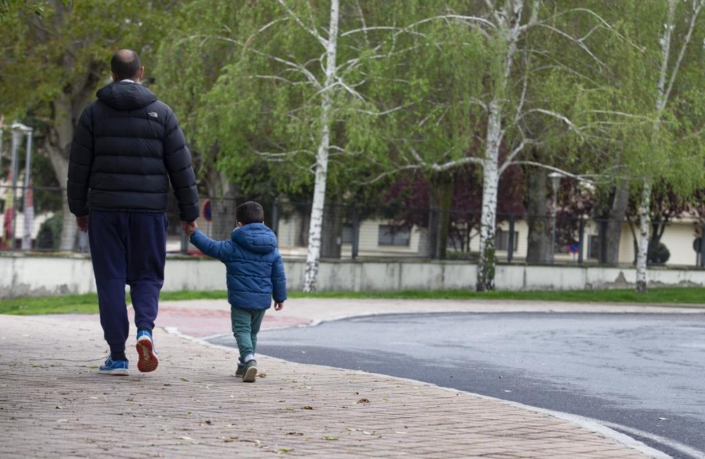  Tras varios días de confinamiento los niños de Ávila pueden salir a pasear.  / DAVID CASTRO