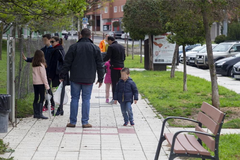  Tras varios días de confinamiento los niños de Ávila pueden salir a pasear.