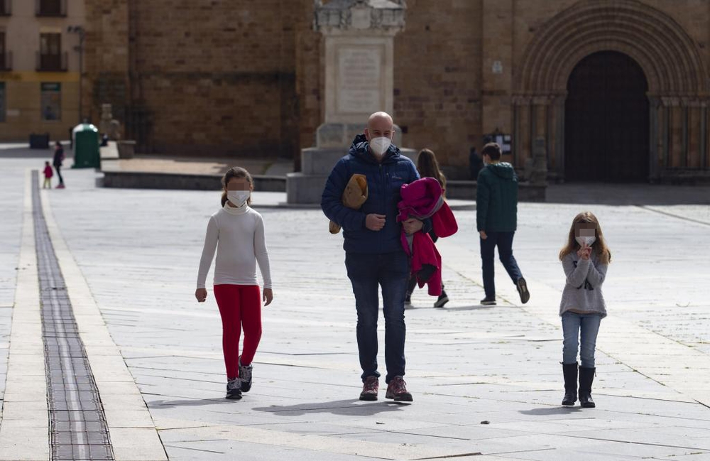  Tras varios días de confinamiento los niños de Ávila pueden salir a pasear.  / DAVID CASTRO