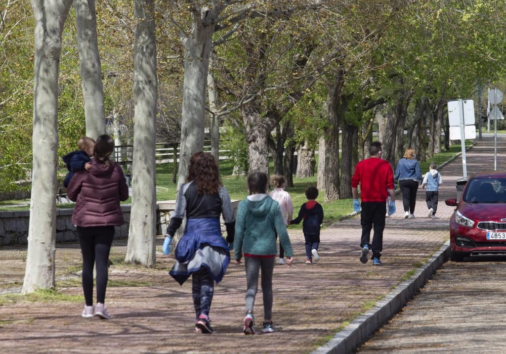  Tras varios días de confinamiento los niños de Ávila pueden salir a pasear.  / DAVID CASTRO