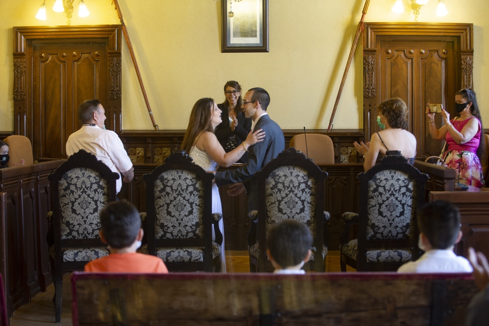 Boda civil en el Ayuntamiento tras la crisis del Covid-19.  / DAVID CASTRO