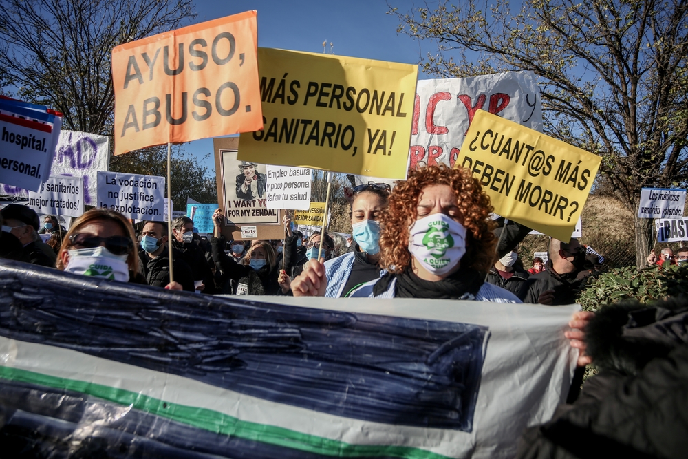 Varias personas se manifiestan con pancartas durante una concentración convocada por la plataforma Sanitarios Necesarios en la puerta del Hospital Enfermera Isabel Zendal  / RICARDO RUBIO   EUROPA PRESS