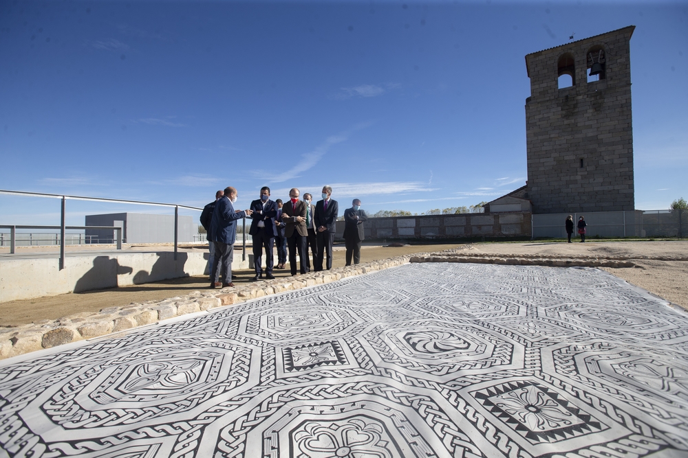 El consejero de Cultura y Turismo, Javier Ortega visita las actuaciones realizadas en la Villa romana El Vergel de San Pedro del Arroyo.