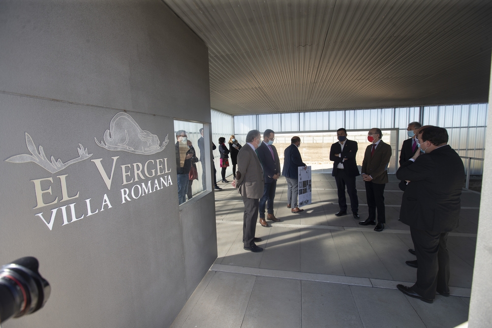 El consejero de Cultura y Turismo, Javier Ortega visita las actuaciones realizadas en la Villa romana El Vergel de San Pedro del Arroyo.  / ISABEL GARCÍA