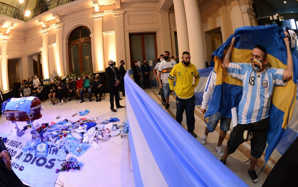 La familia de Maradona pidió que el velatorio público termine a las 19.00 GMT  / JUAN IGNACIO RONCORONI