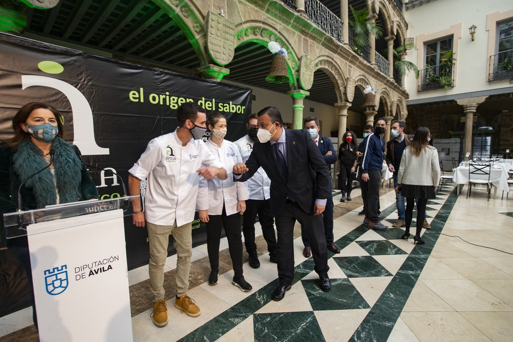 La chef Diana Díaz se alza con el I Premio del Concurso Nacional de Cocina de Ávila Auténtica con un especial ‘Caldo untuoso de  cebolla con garbanzos y queso’.  / DAVID CASTRO