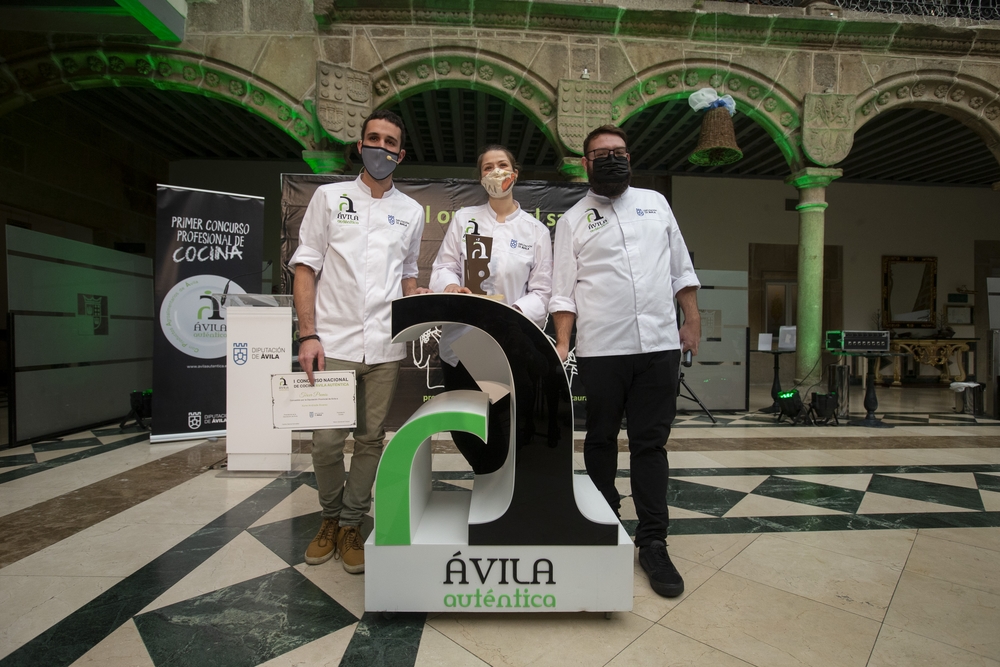 La chef Diana Díaz se alza con el I Premio del Concurso Nacional de Cocina de Ávila Auténtica con un especial ‘Caldo untuoso de  cebolla con garbanzos y queso’.  / DAVID CASTRO