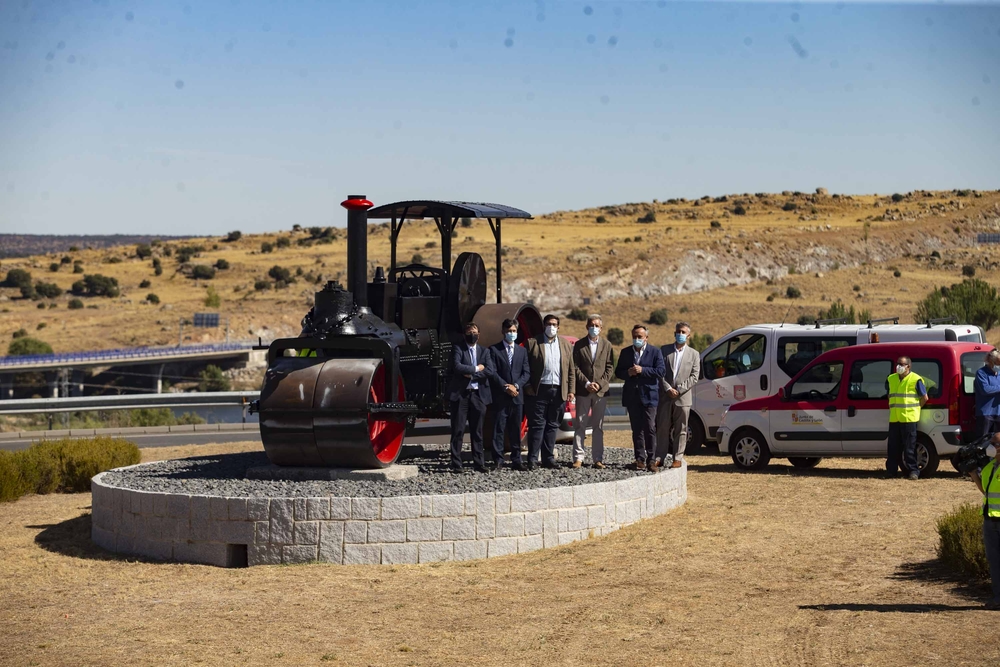 Ayuntamiento, Junta y Gobierno se unen para instalar una apisonadora de los años 30 en la rotonda de acceso a Ávila desde Salamanca.  / DAVID CASTRO