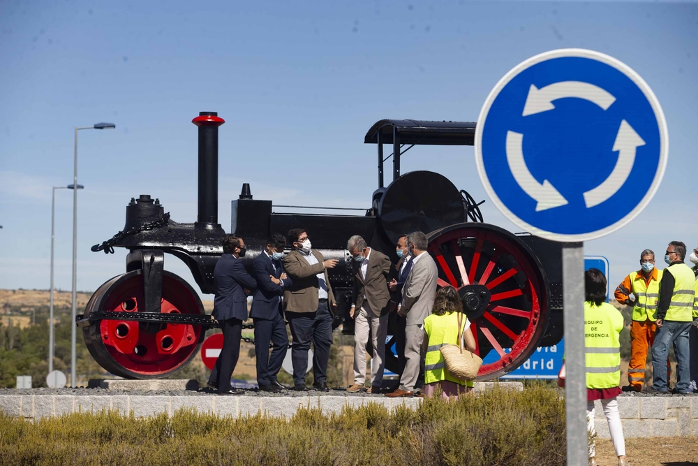 Ayuntamiento, Junta y Gobierno se unen para instalar una apisonadora de los años 30 en la rotonda de acceso a Ávila desde Salamanca.  / DAVID CASTRO