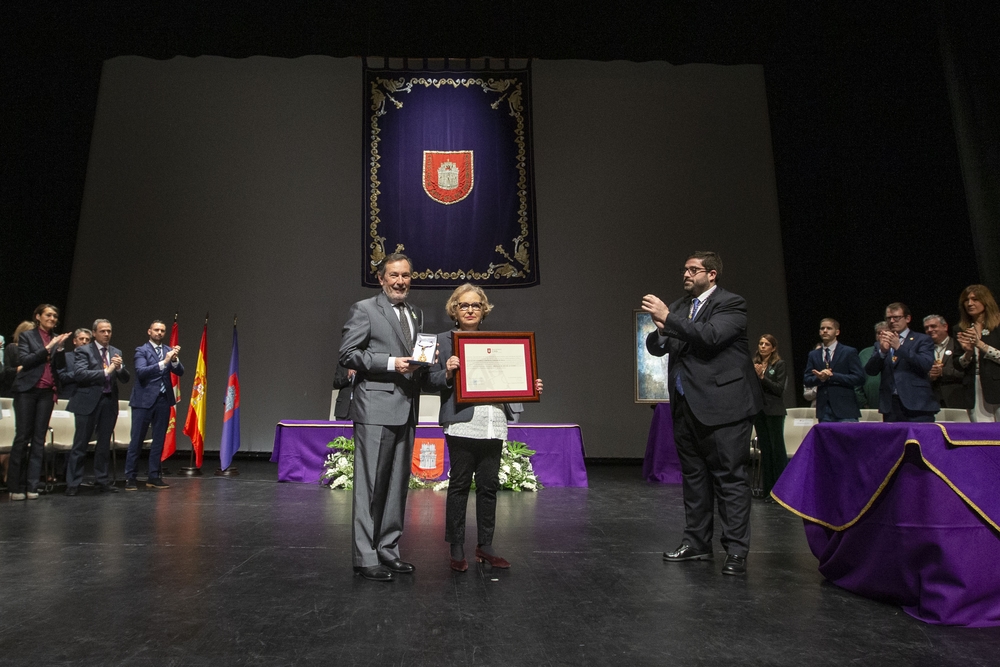 Otorgamiento de la Medalla de Oro de la Ciudad a la Asociación Española Contra el Cancer AACC