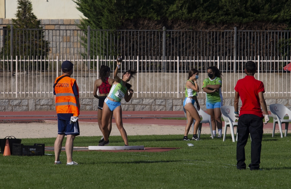 Atletismo en la Ciudad Deportiva bajo estrictas medidas de seguridad.  / DAVID CASTRO