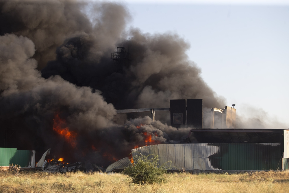 Un incendio destruye almacén de residuos altamente inflamables en San Pedro del Arroyo.  / DAVID CASTRO