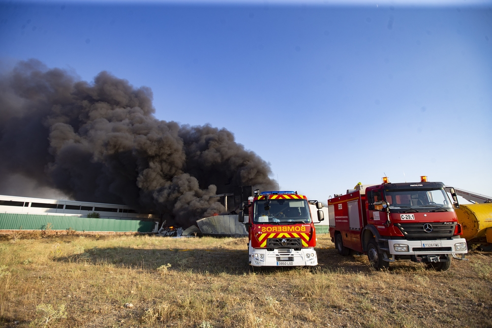 Un incendio destruye almacén de residuos altamente inflamables en San Pedro del Arroyo.  / DAVID CASTRO