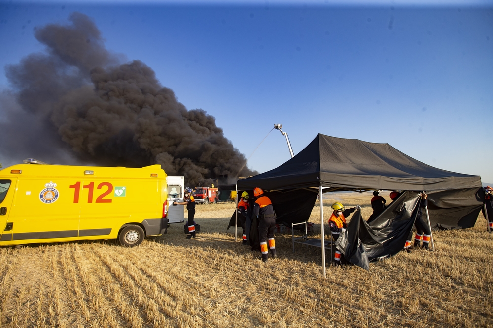 Un incendio destruye almacén de residuos altamente inflamables en San Pedro del Arroyo.  / DAVID CASTRO