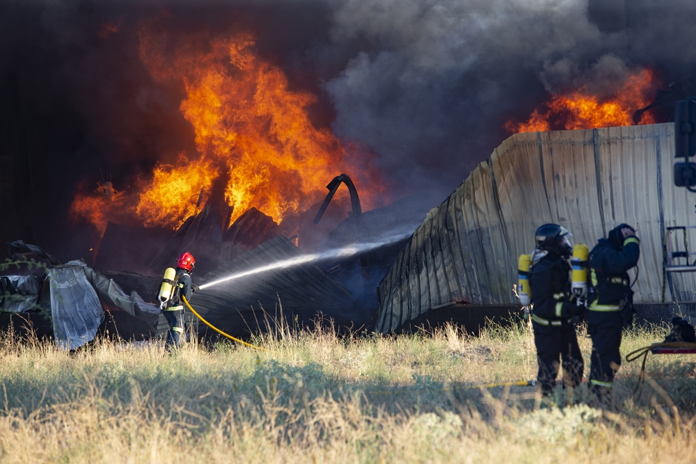 Un incendio destruye almacén de residuos altamente inflamables en San Pedro del Arroyo.  / DAVID CASTRO