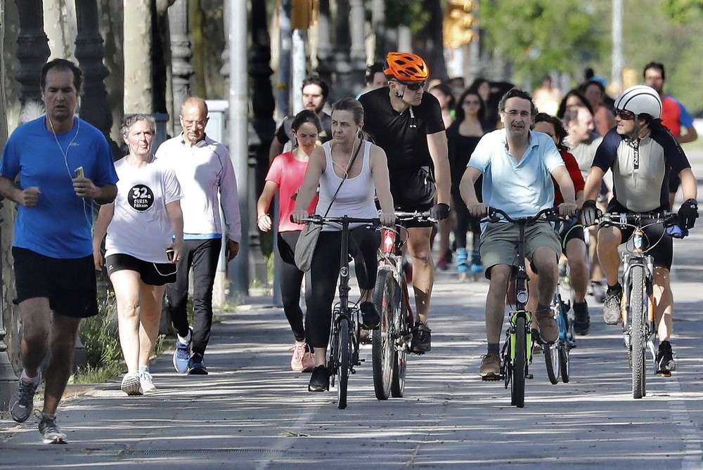 Miles de personas se lanzan a la calle tras 48 días de encierro