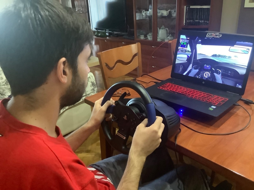 Ignacio Gutiérrez, alumno del Grado en Ingeniería Mecánica de la UCAV, sigue desde su casa la verificación de los datos de telemetría en el simulador virtual